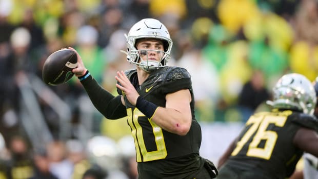 Nov 4, 2023; Eugene, Oregon, USA; Oregon Ducks quarterback Bo Nix (10) throws a pass during the second half against the California Golden Bears at Autzen Stadium. Mandatory Credit: Troy Wayrynen-USA TODAY Sports  